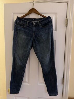 GAP Women's Dark Blue Slim Straight Jeans. Size 29.
